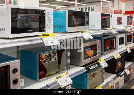 Différentes marques de four et de micro-ondes sur la grille du magasin. Banque D'Images