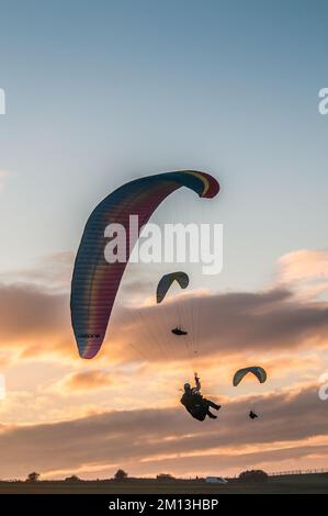 Firle, Lewes, East Sussex, Royaume-Uni. 9th décembre 2022. La brise très froide du nord amène les pilotes de parapente sur le site des glorieux Sussex Downs. Le vol a commencé après la levée du brouillard dans l'après-midi, laissant la brume sur la campagne environnante et le gel sur le sol. Des conditions plus froides sont prévues avec la possibilité de neige le dimanche. Crédit : David Burr/Alay Live News Banque D'Images