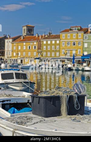 Filets de pêche dans une boîte dans la vieille ville de Cres port Croatie Banque D'Images