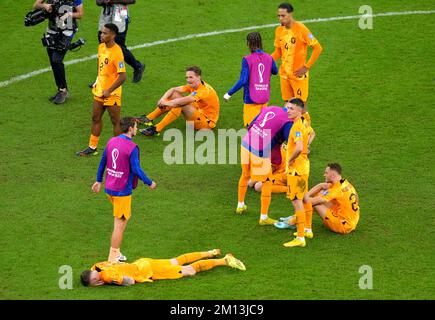 Les joueurs néerlandais semblent découragés après avoir perdu le tir de pénalité du quart de finale de la coupe du monde de la FIFA au stade Lusail à Lusail, au Qatar. Date de la photo: Vendredi 9 décembre 2022. Banque D'Images