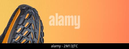 baskets pour la course à pied ou la randonnée en gros plan. Bannière sur un thème sportif. Semelle de chaussures de sport ou de voyage en gros plan de couleurs rouges Banque D'Images