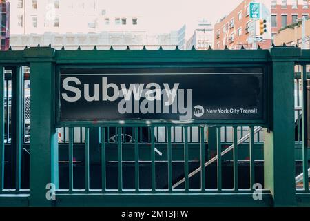 New York, Etats-Unis - 21 novembre 2022: Panneau de métro à l'entrée de la station Bleecker Street à New York, Etats-Unis. New York City Subway est l'un des pays du monde Banque D'Images