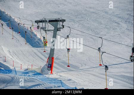Piste de ski avec remontée mécanique Banque D'Images