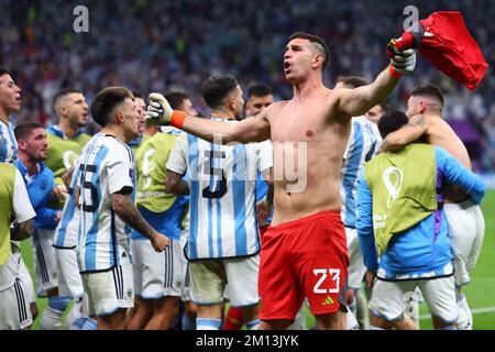 Lusail, Qatar. 09th décembre 2022. Football, coupe du monde, pays-Bas - Argentine, finale, quart de finale, Le stade Lusail, le gardien de but argentin Emiliano Martinez, applaudit avec ses coéquipiers après avoir gagné la fusillade de la pénalité. Crédit : Tom Weller/dpa/Alay Live News Banque D'Images