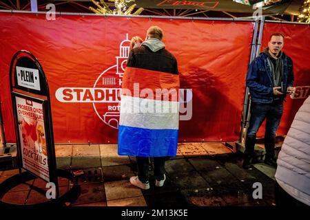 Rotterdam, pays-Bas. 09th décembre 2022. ROTTERDAM - les fans de football après le match entre les pays-Bas et l'Argentine. L'équipe nationale néerlandaise était en quarts de finale à la coupe du monde au Qatar. ANP ROBIN UTRECHT pays-bas Out - belgique Out crédit: ANP/Alay Live News Banque D'Images