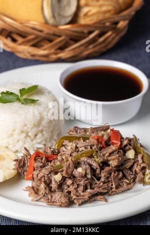 Viande déchiquetée avec du riz et de la sauce, nourriture typiquement cubaine. Banque D'Images