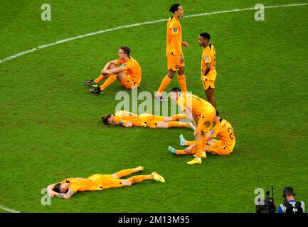 Les joueurs néerlandais semblent découragés après avoir perdu le tir de pénalité du quart de finale de la coupe du monde de la FIFA au stade Lusail à Lusail, au Qatar. Date de la photo: Vendredi 9 décembre 2022. Banque D'Images