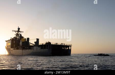 A ÉTATS-UNIS Véhicule de combat amphibie du corps maritime avec 3rd assaut Bataillon des amphibiens, 1st Marine Division, se déplace vers le USS Harpers Ferry pendant Steel Knight 23 au large de la côte du corps des Marines base Camp Pendleton, Californie, 29 novembre 2022. Les VAC sont actuellement autorisés à effectuer des opérations d’origine hydrique dans des eaux ouvertes et protégées, tandis que les essais de transit dans les zones de surf sont en cours. Steel Knight est un exercice de tir réel d'armes combinées annuel qui garantit que 1st MARDIV est optimisé pour la guerre expéditionnaire navale dans les espaces contestés, et est conçu pour faciliter les opérations futures à terre et à terre. Banque D'Images