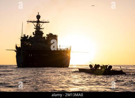 A ÉTATS-UNIS Véhicule de combat amphibie du corps maritime avec 3rd assaut Bataillon des amphibiens, 1st Marine Division, se déplace vers le USS Harpers Ferry pendant Steel Knight 23 au large de la côte du corps des Marines base Camp Pendleton, Californie, 29 novembre 2022. Les VAC sont actuellement autorisés à effectuer des opérations d’origine hydrique dans des eaux ouvertes et protégées, tandis que les essais de transit dans les zones de surf sont en cours. Steel Knight est un exercice de tir réel d'armes combinées annuel qui garantit que 1st MARDIV est optimisé pour la guerre expéditionnaire navale dans les espaces contestés, et est conçu pour faciliter les opérations futures à terre et à terre. Banque D'Images