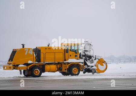 L'équipe d'enlèvement de la neige de l'aile 114th Fighter travaille dur à Joe Foss Field, S.D. après la tempête d'hiver du 9 décembre 2022. Les aviateurs se portent volontaires pour cette obligation supplémentaire de s'assurer que la mission est accomplie. (É.-U. Air National Guard photo par le Sgt. Duane Duimstra / publié) Banque D'Images