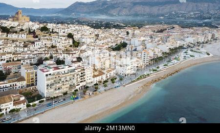 Altea, Espagne - 07 décembre 2022: Vue aérienne de la côte rénovée et de sa plage de la ville d'Altea à Alicante, Espagne Banque D'Images