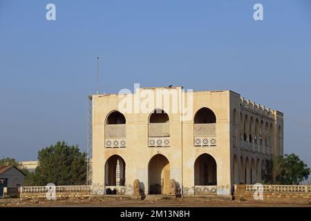 Partie du Palais des gouverneurs avec les célèbres lions à l'extérieur de la ville portuaire de Massawa en Érythrée Banque D'Images