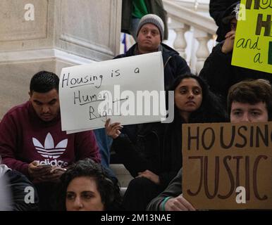 Providence, Rhode Island, États-Unis. 09th décembre 2022. Campement des sans-abri et protestation pour expulsion au capitole de l'État de Providence. Veronica Bruno/Alamy Banque D'Images