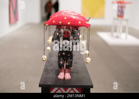 Madrid, Espagne. 9th décembre 2022. Une sculpture intitulée ''les porteurs de bananes rouges'' vue lors de l'ouverture de l'exposition par l'artiste guatémaltèque Margarita Azurdia. Le Musée Reina Sofía de Madrid a inauguré l'exposition 'Margarita Rita Rica Dinamita' (1931 - 1998). L'exposition de plus d'une centaine d'œuvres est la première en Espagne et en Europe. Il présente l'œuvre unique d'une figure symbolique avec un esprit agité, ludique et transgressif qui imprègne le contexte artistique guatémaltèque de la seconde moitié du 20th siècle. Le travail exposé de Margarita est une production extensive Banque D'Images