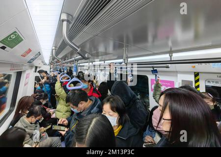 XI'AN, CHINE - 9 DÉCEMBRE 2022 - les stations de métro et les calèches sont remplies de gens pendant l'heure de pointe de la soirée à Xi 'an, province de Shaanxi, Chine Banque D'Images