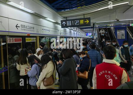 XI'AN, CHINE - 9 DÉCEMBRE 2022 - les stations de métro et les calèches sont remplies de gens pendant l'heure de pointe de la soirée à Xi 'an, province de Shaanxi, Chine Banque D'Images