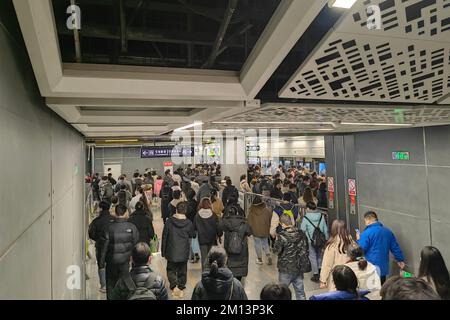 XI'AN, CHINE - 9 DÉCEMBRE 2022 - les stations de métro et les calèches sont remplies de gens pendant l'heure de pointe de la soirée à Xi 'an, province de Shaanxi, Chine Banque D'Images