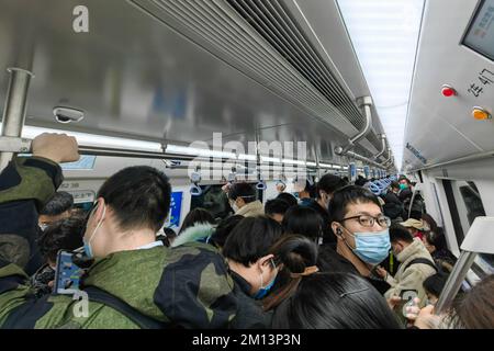 XI'AN, CHINE - 9 DÉCEMBRE 2022 - les stations de métro et les calèches sont remplies de gens pendant l'heure de pointe de la soirée à Xi 'an, province de Shaanxi, Chine Banque D'Images