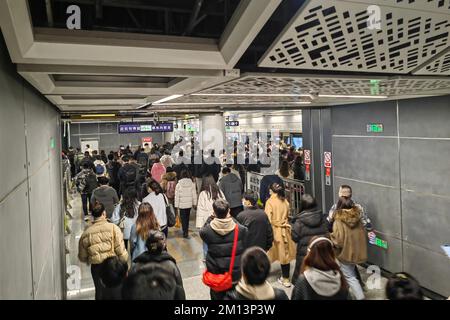 XI'AN, CHINE - 9 DÉCEMBRE 2022 - les stations de métro et les calèches sont remplies de gens pendant l'heure de pointe de la soirée à Xi 'an, province de Shaanxi, Chine Banque D'Images