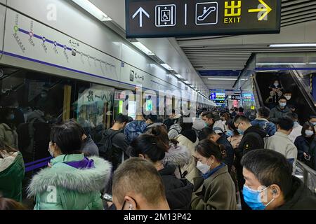 XI'AN, CHINE - 9 DÉCEMBRE 2022 - les stations de métro et les calèches sont remplies de gens pendant l'heure de pointe de la soirée à Xi 'an, province de Shaanxi, Chine Banque D'Images