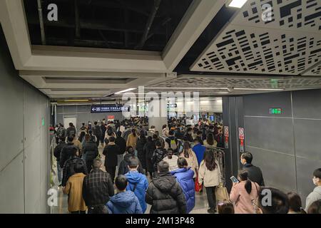 XI'AN, CHINE - 9 DÉCEMBRE 2022 - les stations de métro et les calèches sont remplies de gens pendant l'heure de pointe de la soirée à Xi 'an, province de Shaanxi, Chine Banque D'Images