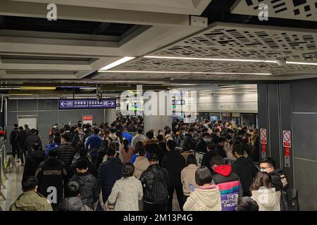 XI'AN, CHINE - 9 DÉCEMBRE 2022 - les stations de métro et les calèches sont remplies de gens pendant l'heure de pointe de la soirée à Xi 'an, province de Shaanxi, Chine Banque D'Images