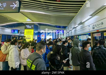 XI'AN, CHINE - 9 DÉCEMBRE 2022 - les stations de métro et les calèches sont remplies de gens pendant l'heure de pointe de la soirée à Xi 'an, province de Shaanxi, Chine Banque D'Images