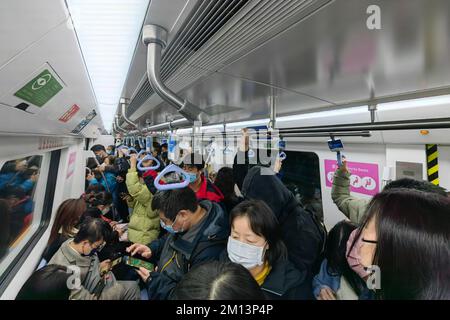 XI'AN, CHINE - 9 DÉCEMBRE 2022 - les stations de métro et les calèches sont remplies de gens pendant l'heure de pointe de la soirée à Xi 'an, province de Shaanxi, Chine Banque D'Images