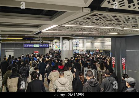 XI'AN, CHINE - 9 DÉCEMBRE 2022 - les stations de métro et les calèches sont remplies de gens pendant l'heure de pointe de la soirée à Xi 'an, province de Shaanxi, Chine Banque D'Images