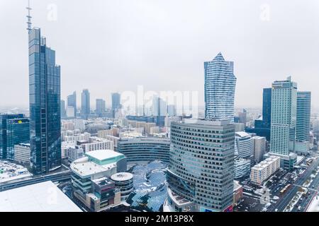 11.21.2022 Varsovie, Pologne. Zlota 44, Varso Tower et le centre commercial Zlote Tarasy. Varsovie moderne et paysage contemporain de la capitale. Photo de haute qualité Banque D'Images