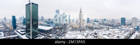 11.21.2022 Varsovie, Pologne. Paysage urbain aérien de Varsovie avec des gratte-ciels modernes tels que Centrum LIM et Palais de la Culture et de la Science en hiver. Prise de vue panoramique. Photo de haute qualité Banque D'Images