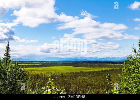 Alaska Highway; Kalukna River; Mentasta Mountains; Tetlin National Wildlife refuge; Alaska; États-Unis Banque D'Images