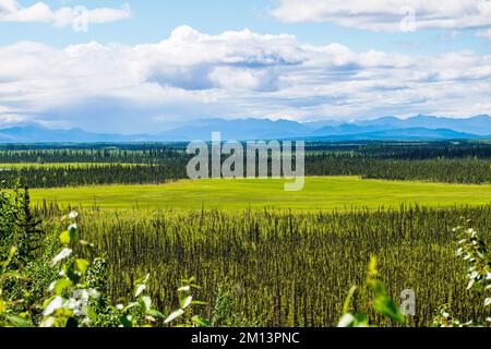 Alaska Highway; Kalukna River; Mentasta Mountains; Tetlin National Wildlife refuge; Alaska; États-Unis Banque D'Images