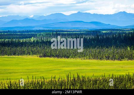 Alaska Highway; Kalukna River; Mentasta Mountains; Tetlin National Wildlife refuge; Alaska; États-Unis Banque D'Images