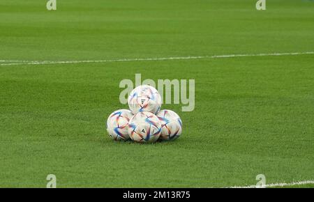 9 décembre 2022, Stade de la ville d'éducation, Doha, QAT, Coupe du monde FIFA 2022, quarts de finale, Croatie contre Brésil, dans la photo coupe du monde ballon de match des adidas appelé Al Rihla, sur le terrain. Banque D'Images