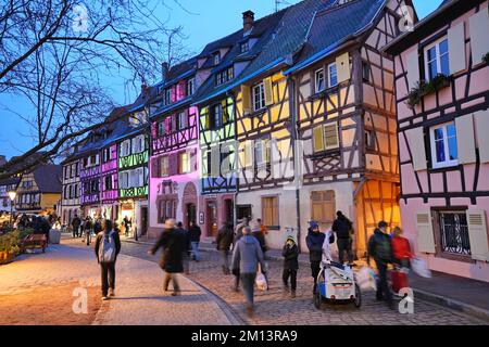 Vieilles maisons traditionnelles à colombages dans la ville historique de Colmar. Décoré et éclairé pendant la saison de Noël. Colmar, France - décembre 2022 Banque D'Images