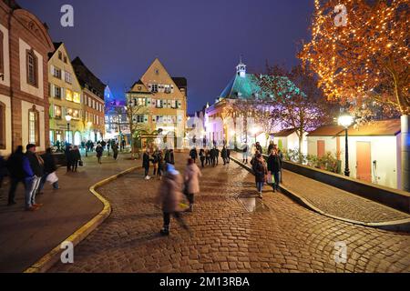 Vieilles maisons traditionnelles à colombages dans la ville historique de Colmar. Décoré et éclairé pendant la saison de Noël. Colmar, France - décembre 2022 Banque D'Images