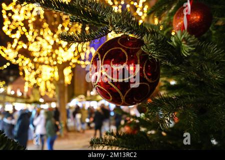 La décoration du marché de Noël est un symbole des vacances d'hiver et du nouvel an. Colmar. Alsace. France. Banque D'Images