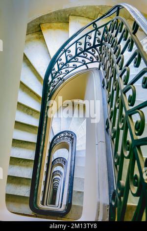 Vue à l'envers d'un escalier en colimaçon à Buenos Aires, Argentine, Amérique du Sud Banque D'Images