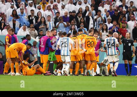 Doha, Qatar. 09th décembre 2022. Les joueurs des deux équipes s'affrontent lors du match de quart-finale de la coupe du monde de la FIFA 2022 au stade Lusail de Doha, au Qatar, sur 09 décembre 2022. Photo de Chris Brunskill/UPI crédit: UPI/Alay Live News Banque D'Images
