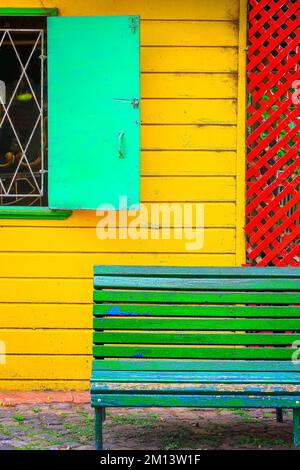 Façade colorée sur la rue Caminito de la Boca avec banquette, à Buenos Aires, Argentine, Amérique du Sud Banque D'Images