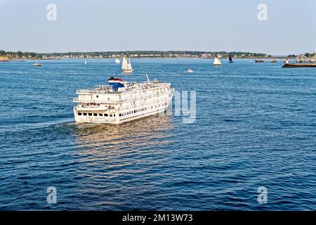 Petit bateau de croisière au départ de Portland Banque D'Images