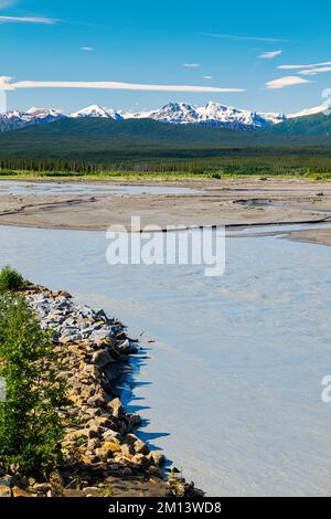 Rivière Donjek tressée; Snow capped St. Montagnes Elias; parc national Kluane; route de l'Alaska; territoire du Yukon; Canada Banque D'Images