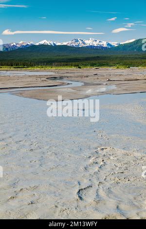 Rivière Donjek tressée; Snow capped St. Montagnes Elias; parc national Kluane; route de l'Alaska; territoire du Yukon; Canada Banque D'Images