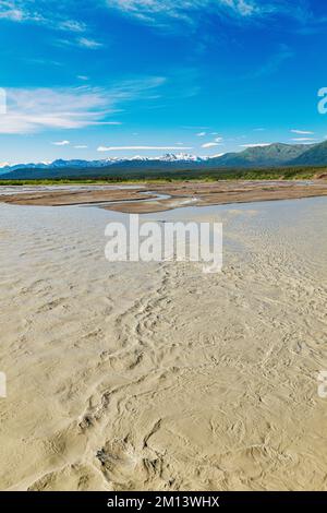 Rivière Donjek tressée; Snow capped St. Montagnes Elias; parc national Kluane; route de l'Alaska; territoire du Yukon; Canada Banque D'Images