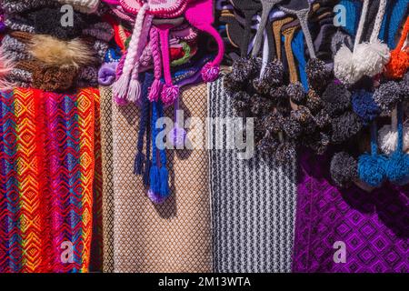 Textiles andins tissés péruviens aux couleurs vives à Cusco, Pérou Banque D'Images
