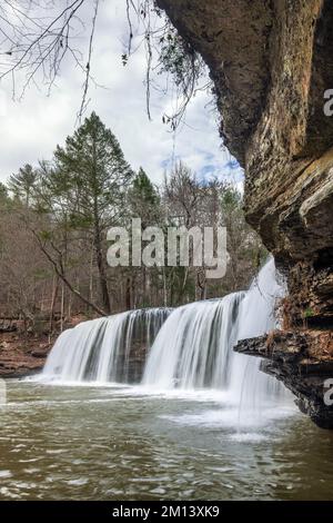 Les magnifiques Potter's Falls, dans le plateau Cumberland du Tennessee, s'écoulent à travers des piscines d'eau peu profondes et au-dessus de la falaise pour former une belle symphonie d'eau Banque D'Images