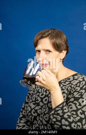 Femme appréciant une tasse de café noir Banque D'Images