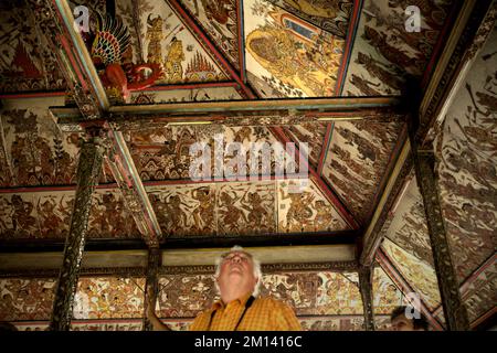 Touristes à Kertha Gosa, un pavillon emblématique que son plafond présentant l'ancien style traditionnel balinais Kamasan, situé à Klungkung, Bali. Banque D'Images