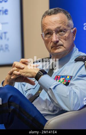 Sollies Pont, France. 09th décembre 2022. Le général de l'armée Christian Rodriguez, Directeur général de la Gendarmerie nationale, est vu pendant la réunion. Gerald Darmanin rencontre à Sollies-Pont (Var) les membres de l'association des maires du Var et les élus locaux pour lancer la grande concertation relative à la création de 200 brigades de Gendarmerie nationale sur l'ensemble du territoire national. (Photo de Laurent Coust/SOPA Images/Sipa USA) crédit: SIPA USA/Alay Live News Banque D'Images
